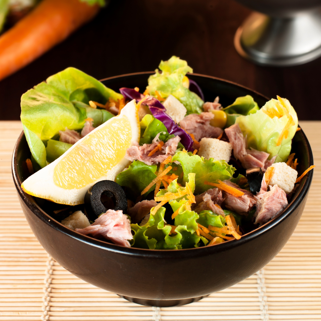 Bunter Salat mit Garnelen