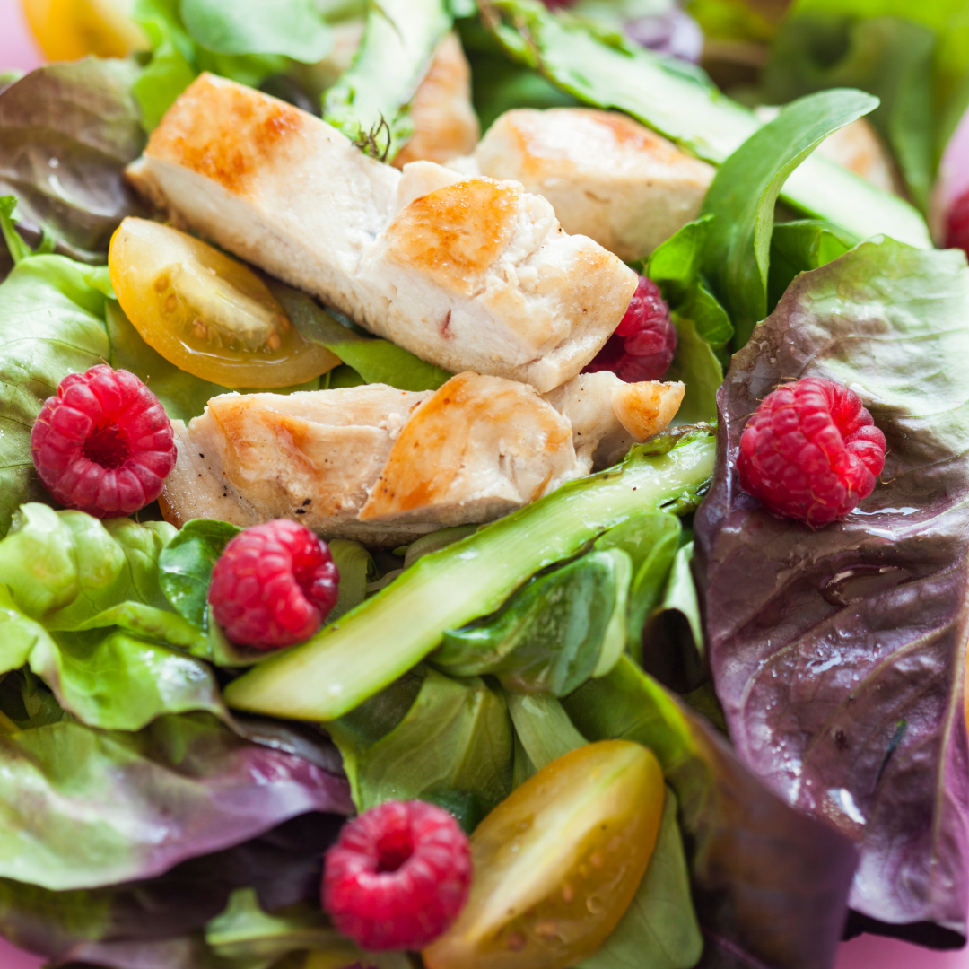 Spargelsalat mit Himbeervinaigrette und gebratener Hähnchenbrust